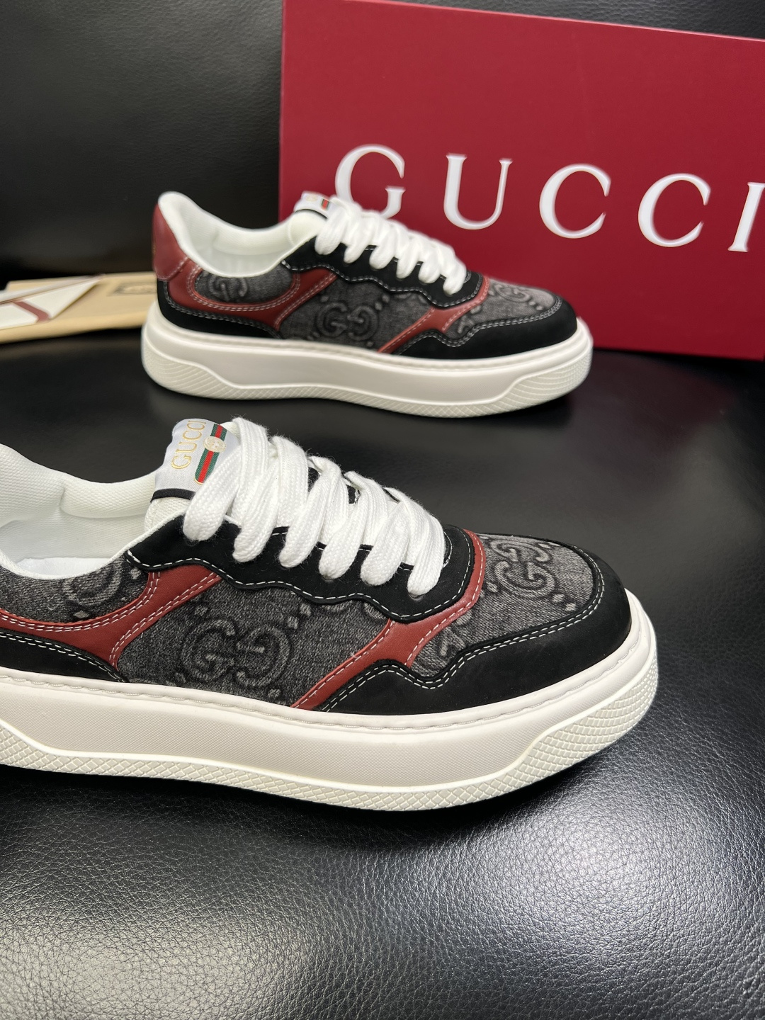 Gucci 顶级代购 古奇专柜新款，原厂配置意大利进口牛皮搭配印花布面料，进口牛皮内里垫，透气舒适，鞋底