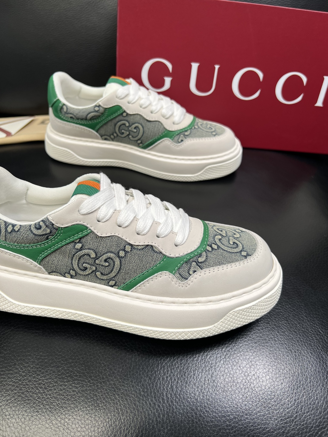Gucci 顶级代购 古奇专柜新款，原厂配置意大利进口牛皮搭配印花布面料，进口牛皮内里垫，透气舒适，鞋底