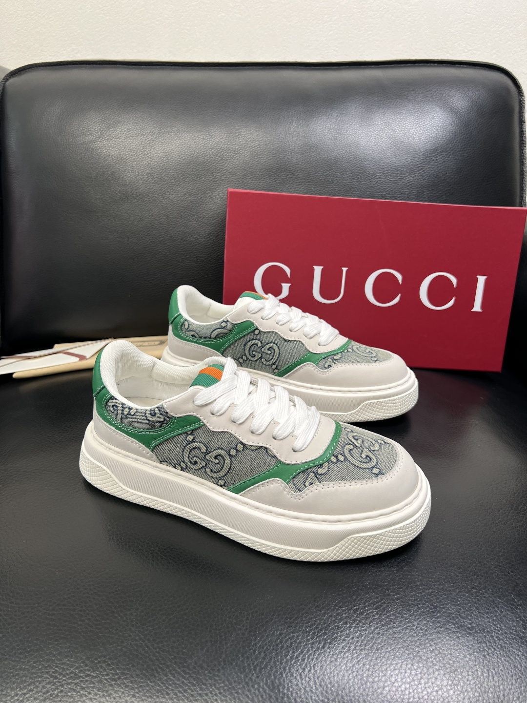 Gucci 顶级代购 古奇专柜新款，原厂配置意大利进口牛皮搭配印花布面料，进口牛皮内里垫，透气舒适，鞋底