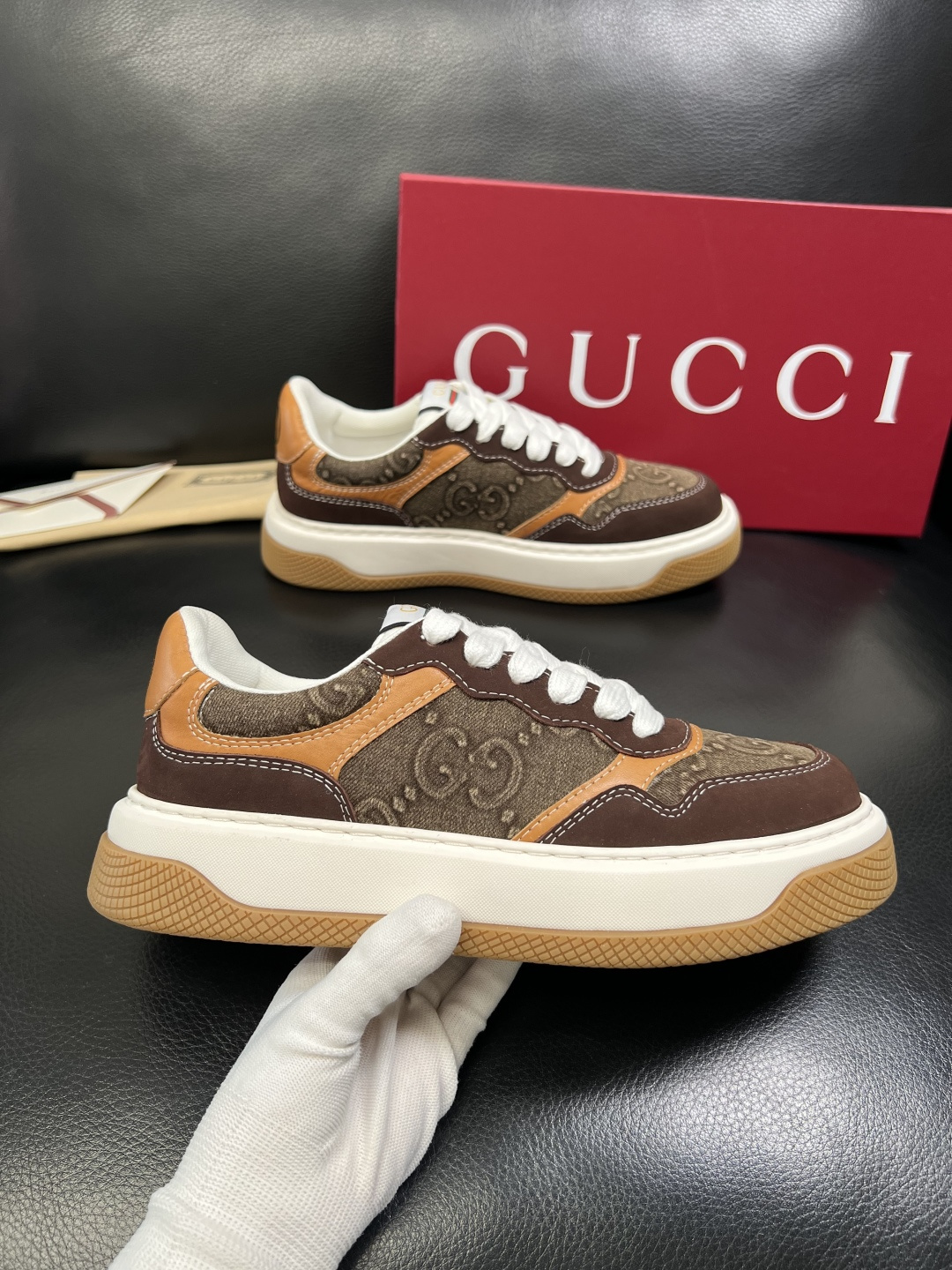 Gucci 顶级代购 古奇专柜新款，原厂配置意大利进口牛皮搭配印花布面料，进口牛皮内里垫，透气舒适，鞋底