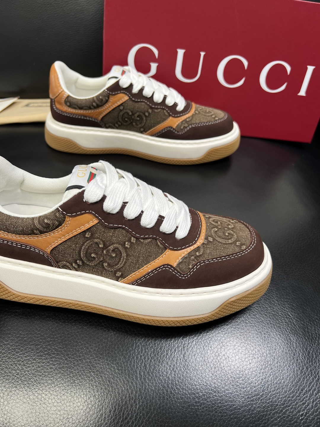 Gucci 顶级代购 古奇专柜新款，原厂配置意大利进口牛皮搭配印花布面料，进口牛皮内里垫，透气舒适，鞋底