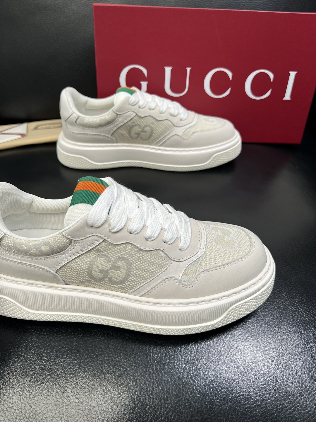 Gucci 顶级代购 古奇专柜新款，原厂配置意大利进口牛皮搭配印花布面料，进口牛皮内里垫，透气舒适，鞋底