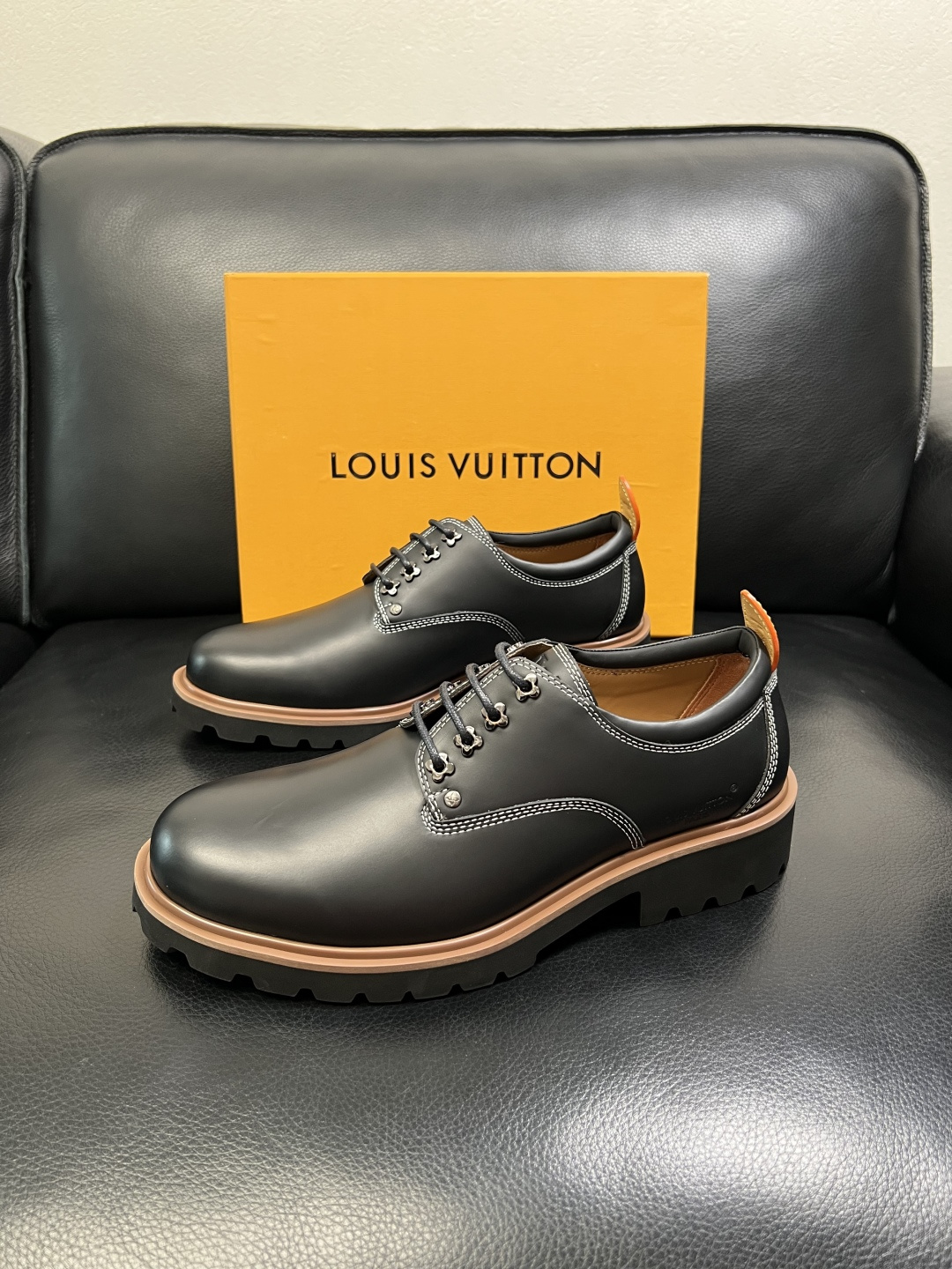 Lv 高品质 顶级代购 路易威登 皮鞋专柜同步，鞋面意大利进口，进口水染牛皮内里，鞋底：原厂特供原版底，