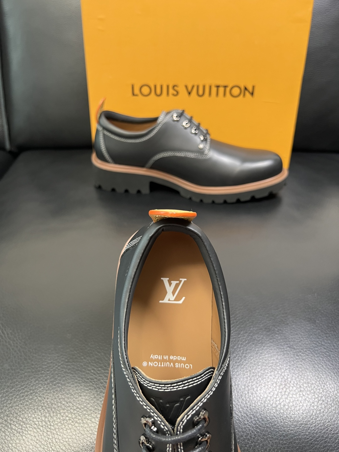 Lv 高品质 顶级代购 路易威登 皮鞋专柜同步，鞋面意大利进口，进口水染牛皮内里，鞋底：原厂特供原版底，