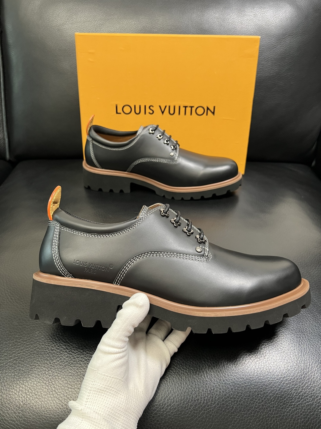 Lv 高品质 顶级代购 路易威登 皮鞋专柜同步，鞋面意大利进口，进口水染牛皮内里，鞋底：原厂特供原版底，