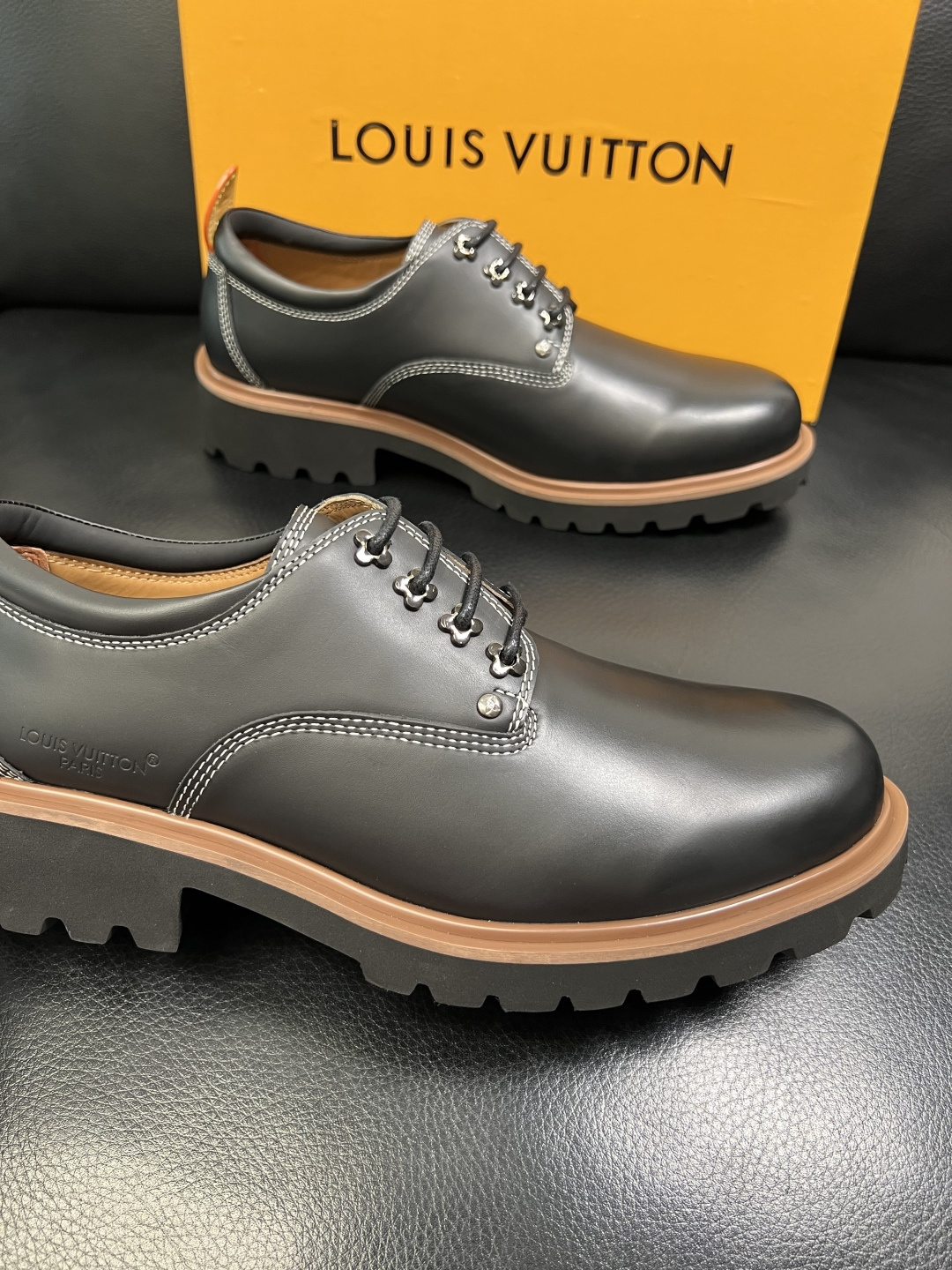 Lv 高品质 顶级代购 路易威登 皮鞋专柜同步，鞋面意大利进口，进口水染牛皮内里，鞋底：原厂特供原版底，