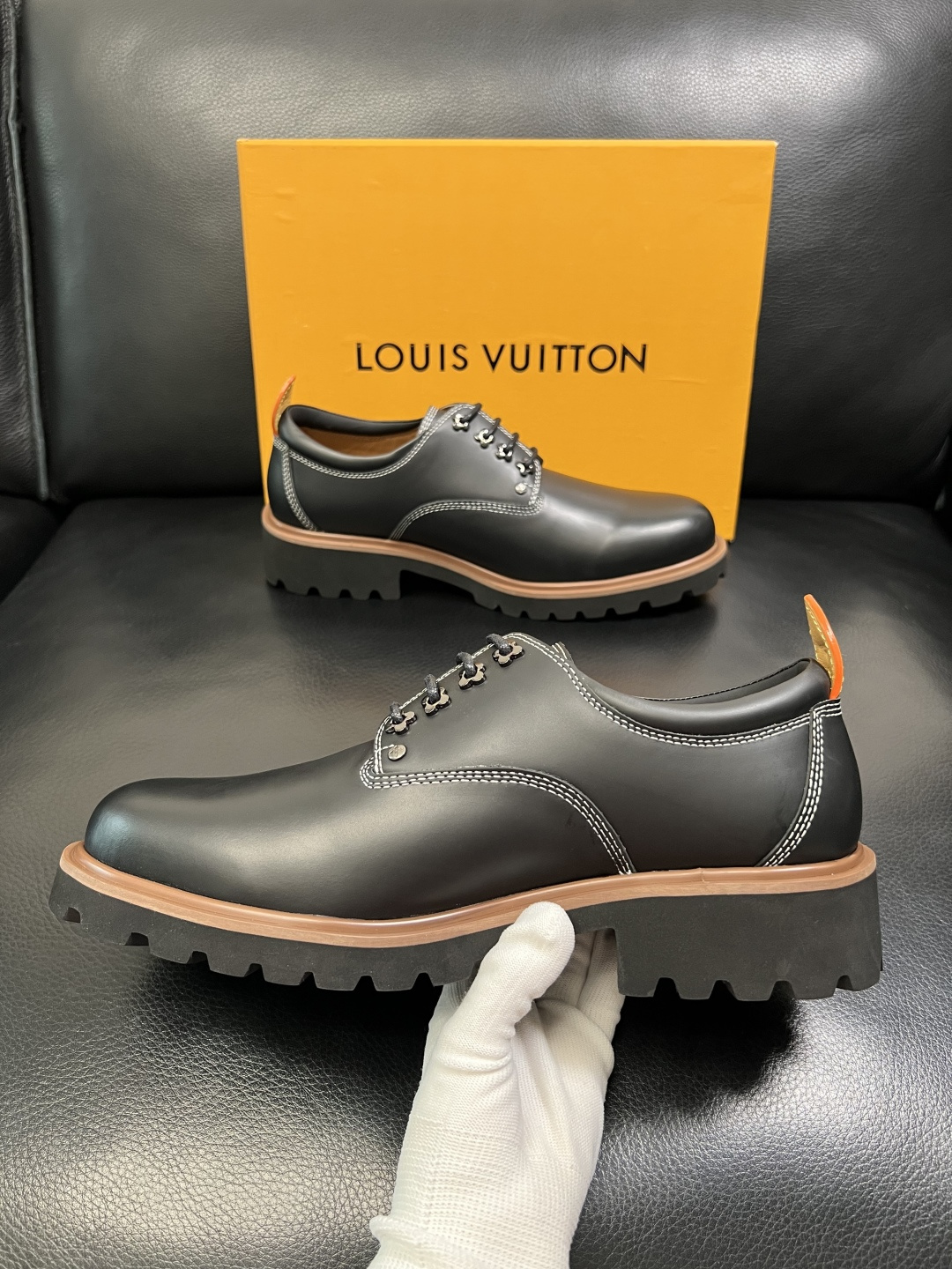 Lv 高品质 顶级代购 路易威登 皮鞋专柜同步，鞋面意大利进口，进口水染牛皮内里，鞋底：原厂特供原版底，