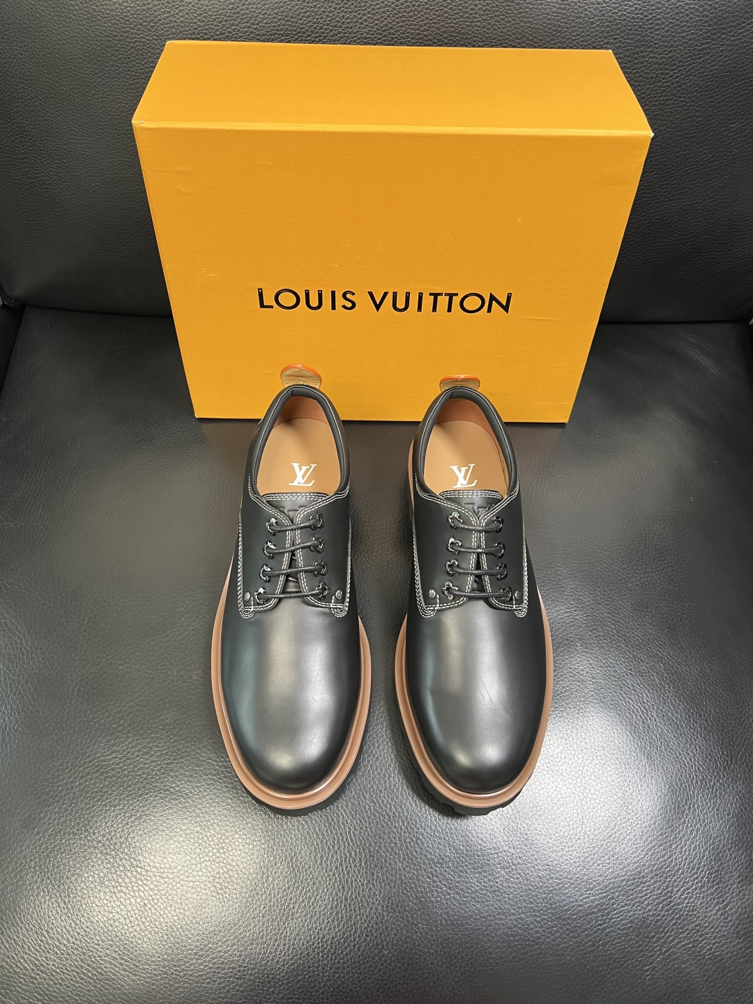 Lv 高品质 顶级代购 路易威登 皮鞋专柜同步，鞋面意大利进口，进口水染牛皮内里，鞋底：原厂特供原版底，