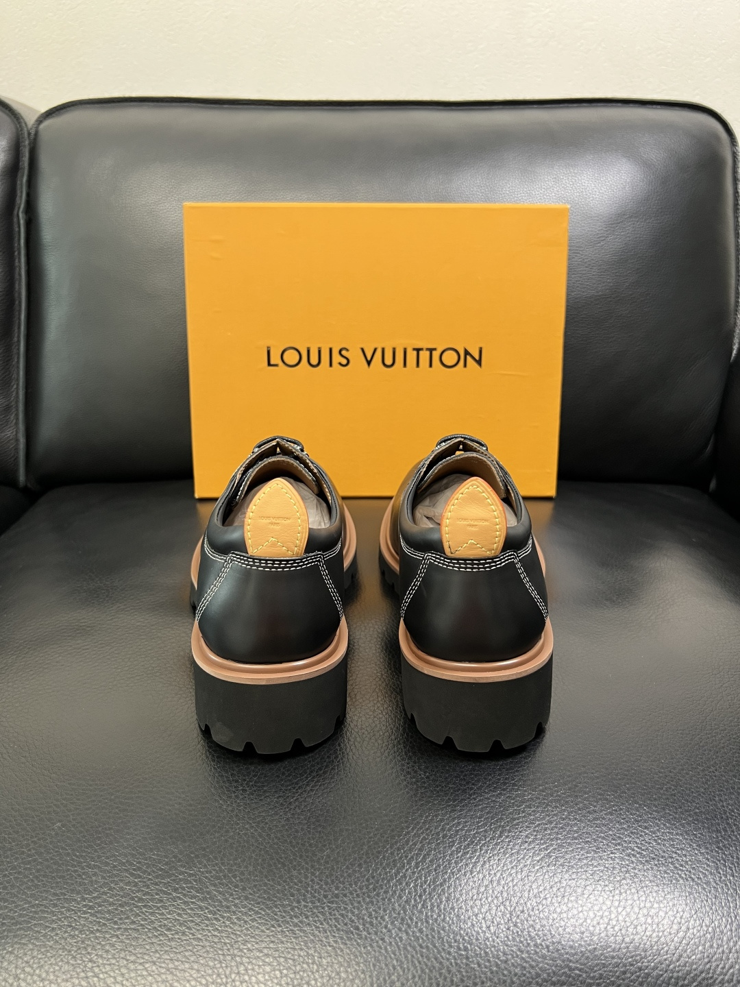 Lv 高品质 顶级代购 路易威登 皮鞋专柜同步，鞋面意大利进口，进口水染牛皮内里，鞋底：原厂特供原版底，