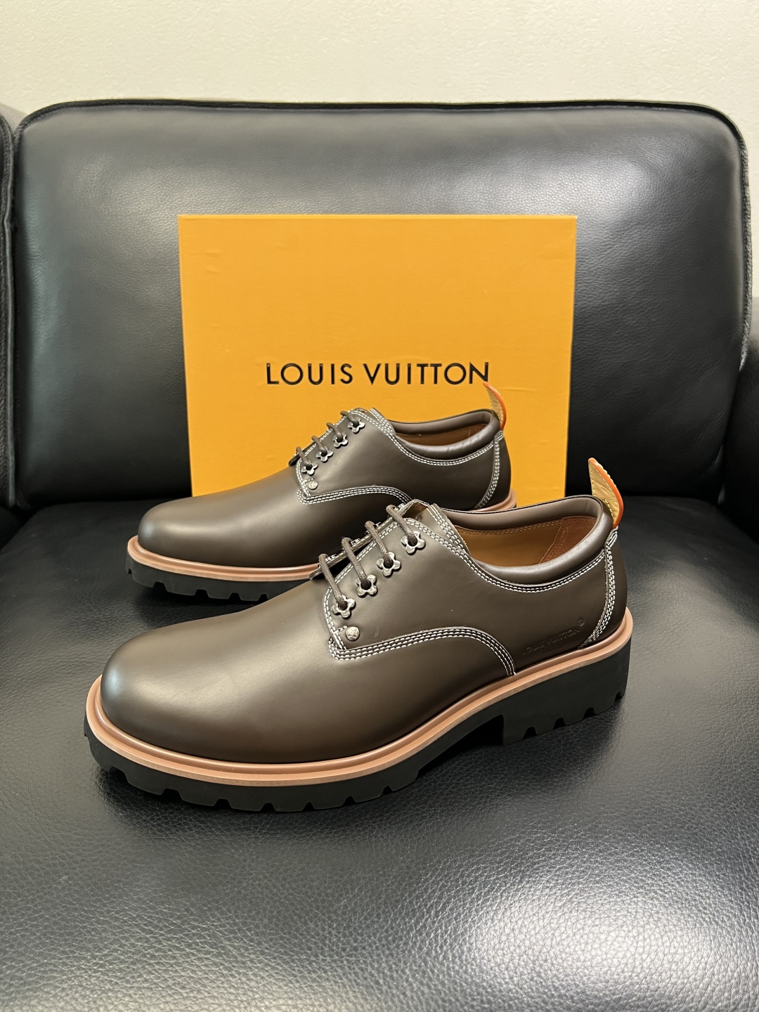 Lv 高品质 顶级代购 路易威登 皮鞋专柜同步，鞋面意大利进口，进口水染牛皮内里，鞋底：原厂特供原版底，