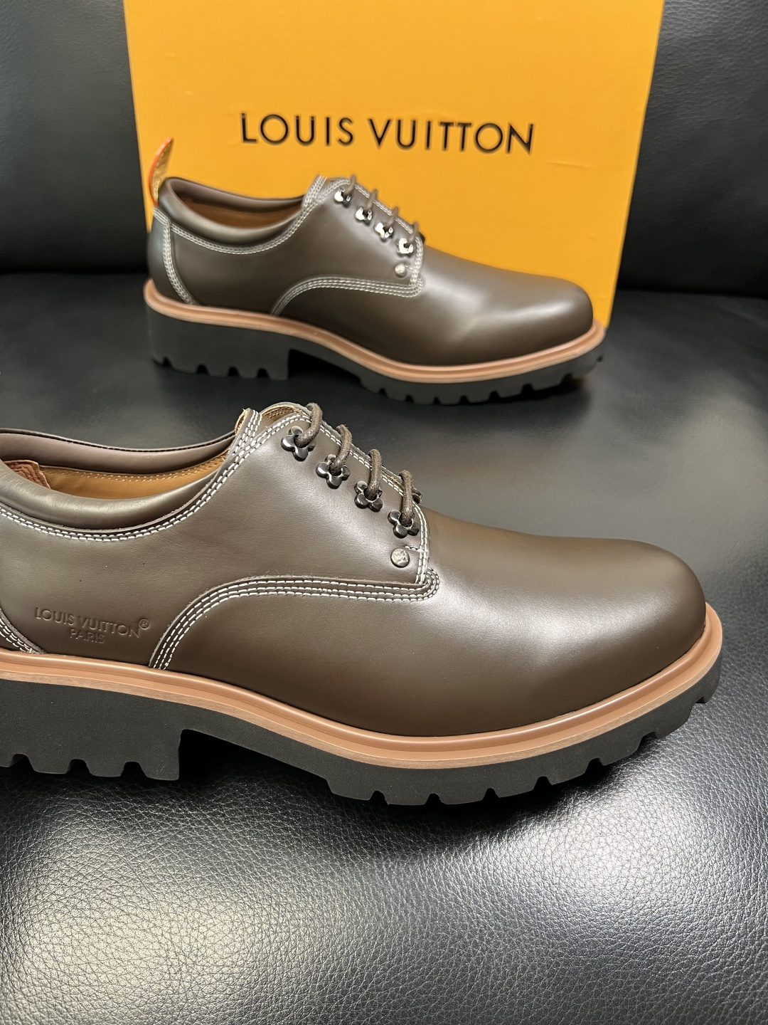 Lv 高品质 顶级代购 路易威登 皮鞋专柜同步，鞋面意大利进口，进口水染牛皮内里，鞋底：原厂特供原版底，