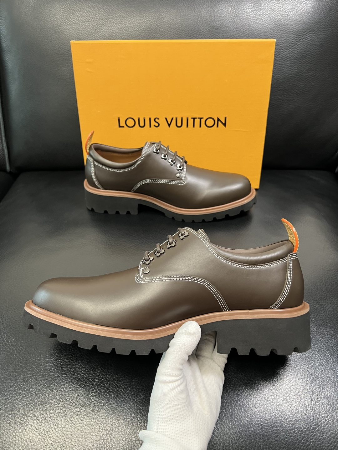 Lv 高品质 顶级代购 路易威登 皮鞋专柜同步，鞋面意大利进口，进口水染牛皮内里，鞋底：原厂特供原版底，