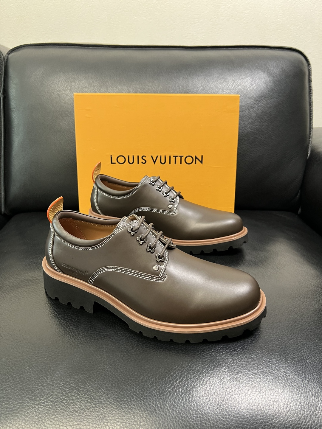 Lv 高品质 顶级代购 路易威登 皮鞋专柜同步，鞋面意大利进口，进口水染牛皮内里，鞋底：原厂特供原版底，