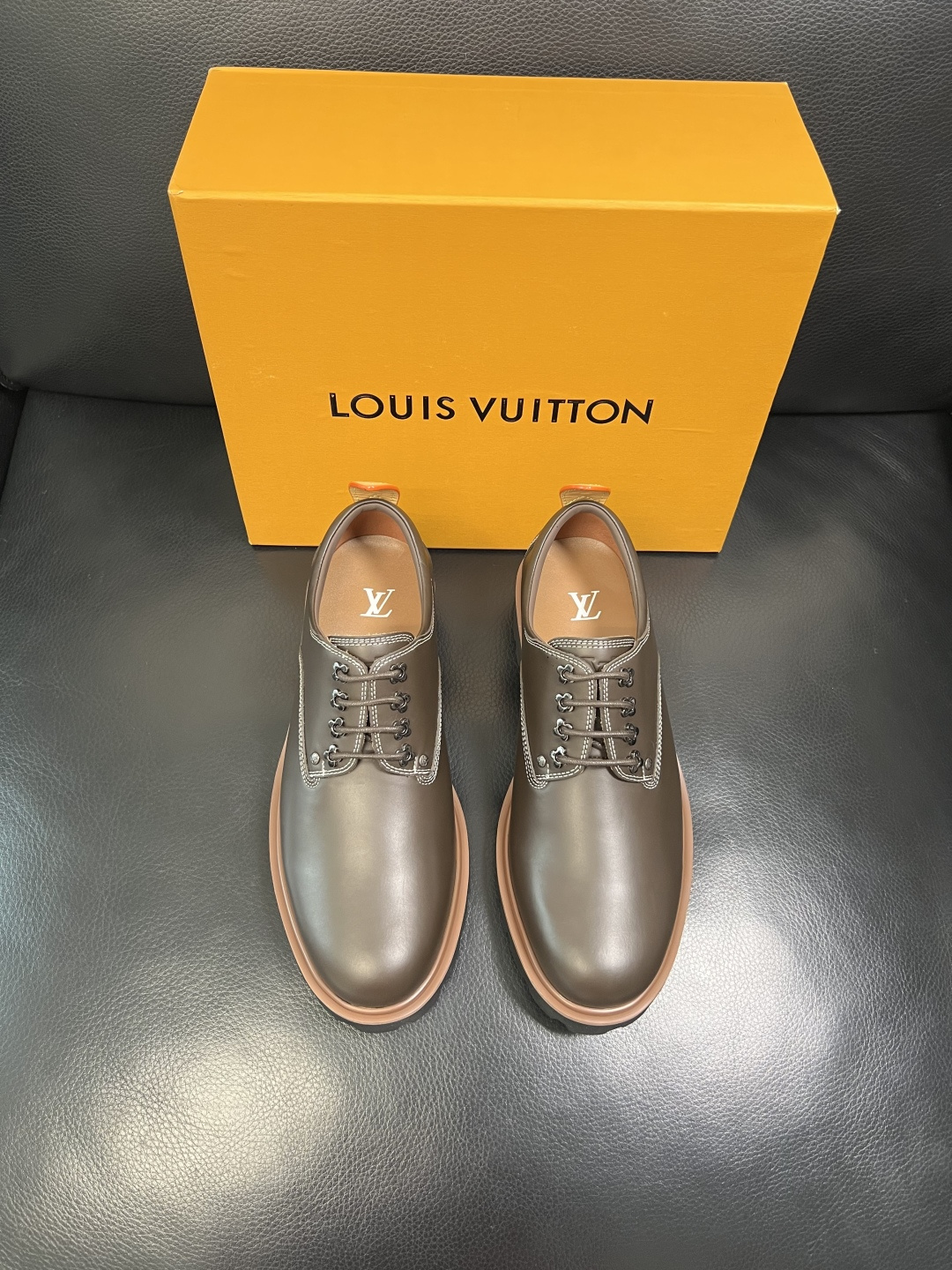 Lv 高品质 顶级代购 路易威登 皮鞋专柜同步，鞋面意大利进口，进口水染牛皮内里，鞋底：原厂特供原版底，