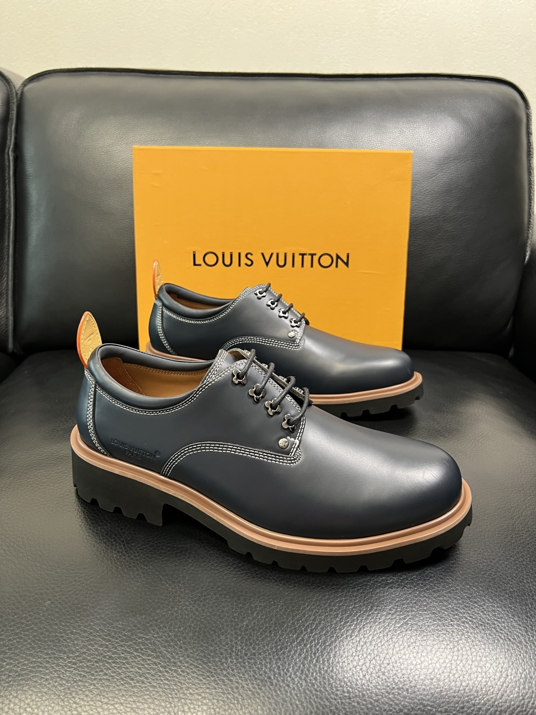 Lv 高品质 顶级代购 路易威登 皮鞋专柜同步，鞋面意大利进口，进口水染牛皮内里，鞋底：原厂特供原版底，