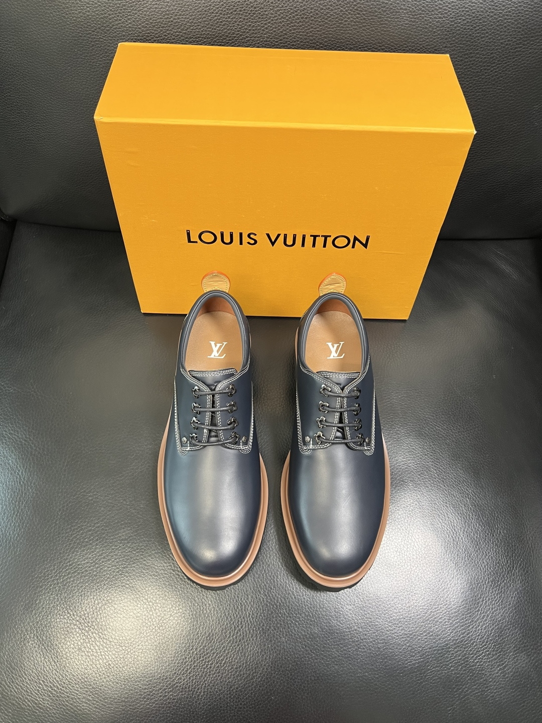 Lv 高品质 顶级代购 路易威登 皮鞋专柜同步，鞋面意大利进口，进口水染牛皮内里，鞋底：原厂特供原版底，