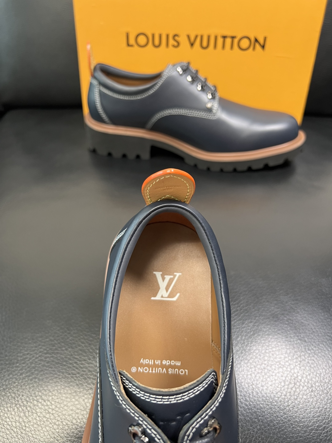 Lv 高品质 顶级代购 路易威登 皮鞋专柜同步，鞋面意大利进口，进口水染牛皮内里，鞋底：原厂特供原版底，