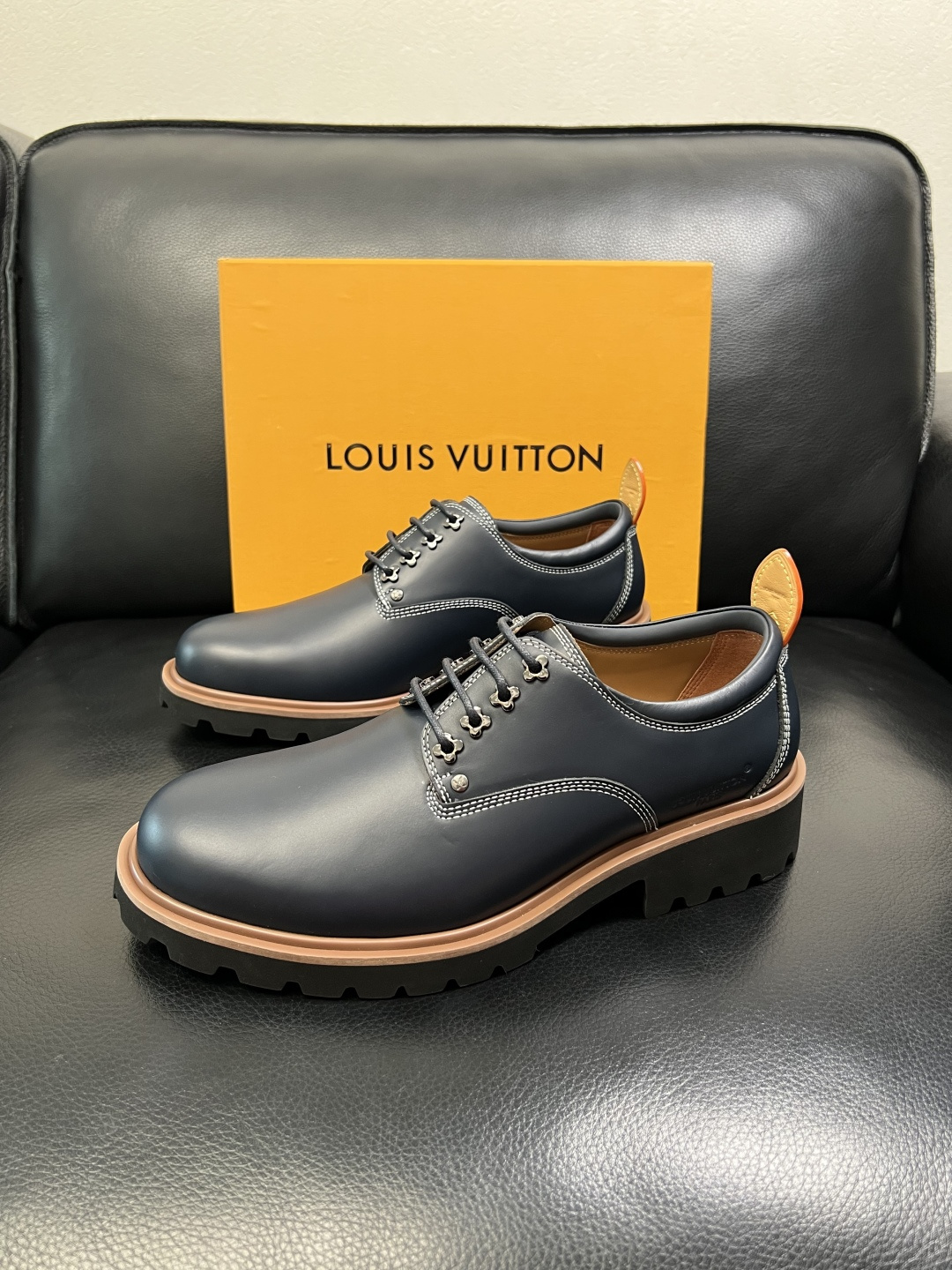 Lv 高品质 顶级代购 路易威登 皮鞋专柜同步，鞋面意大利进口，进口水染牛皮内里，鞋底：原厂特供原版底，