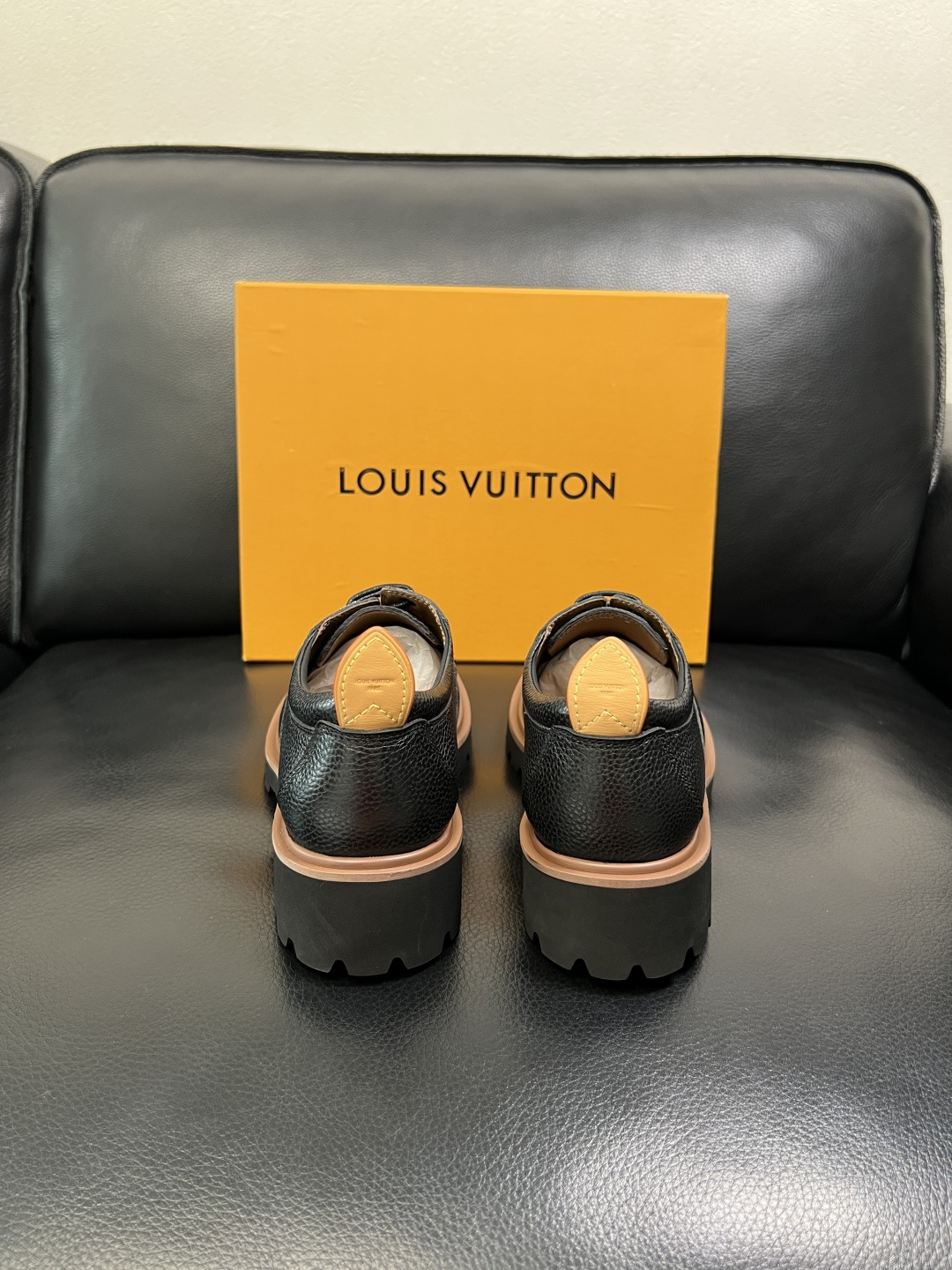 Lv 高品质 顶级代购 路易威登 皮鞋专柜同步，鞋面意大利进口，进口水染牛皮内里，鞋底：原厂特供原版底，