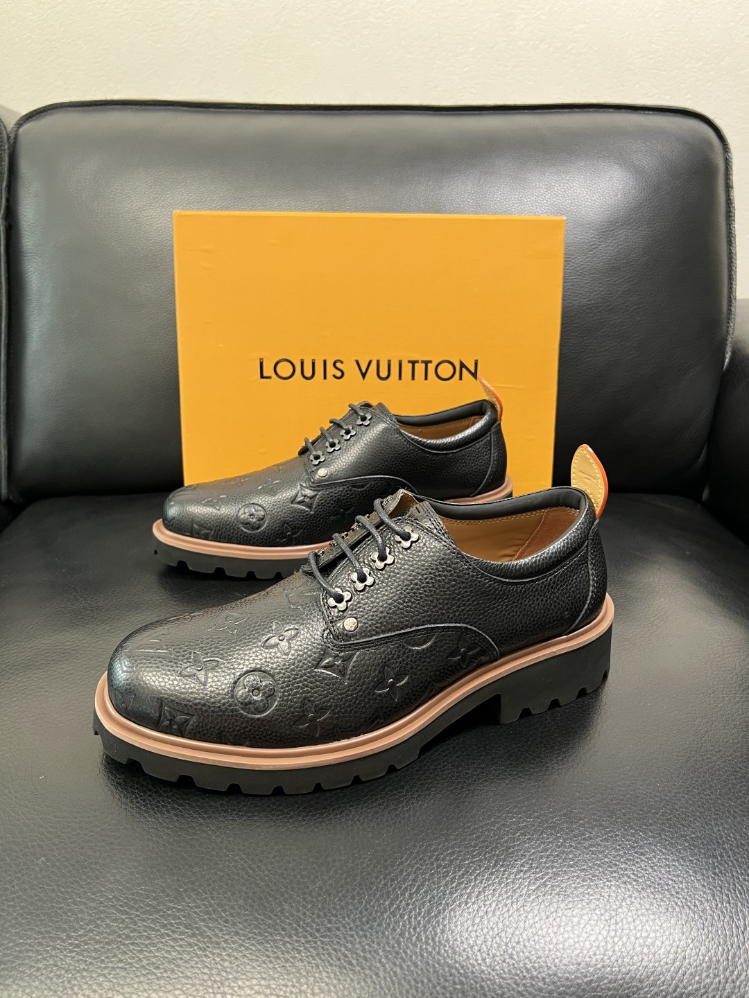 Lv 高品质 顶级代购 路易威登 皮鞋专柜同步，鞋面意大利进口，进口水染牛皮内里，鞋底：原厂特供原版底，