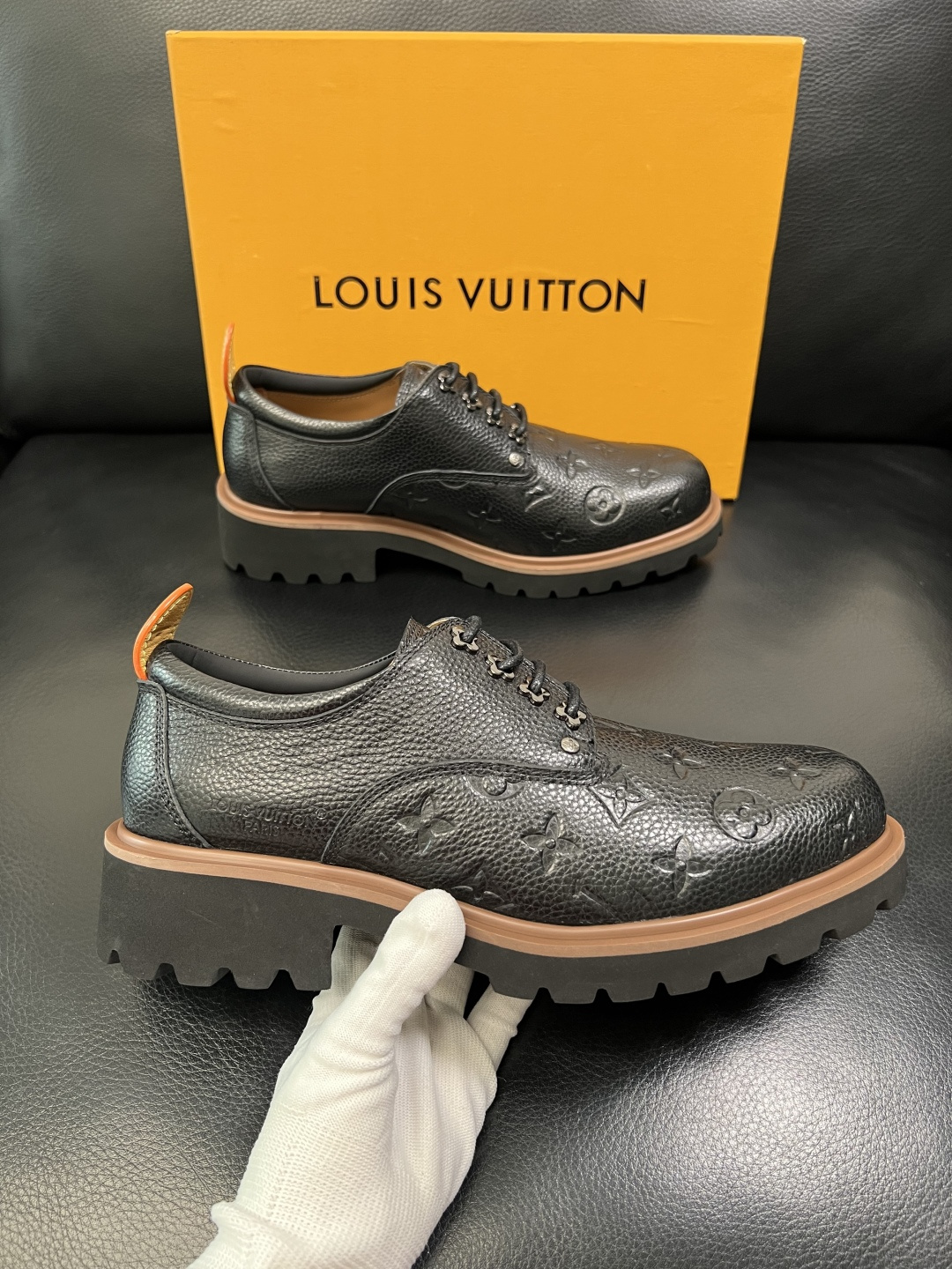 Lv 高品质 顶级代购 路易威登 皮鞋专柜同步，鞋面意大利进口，进口水染牛皮内里，鞋底：原厂特供原版底，