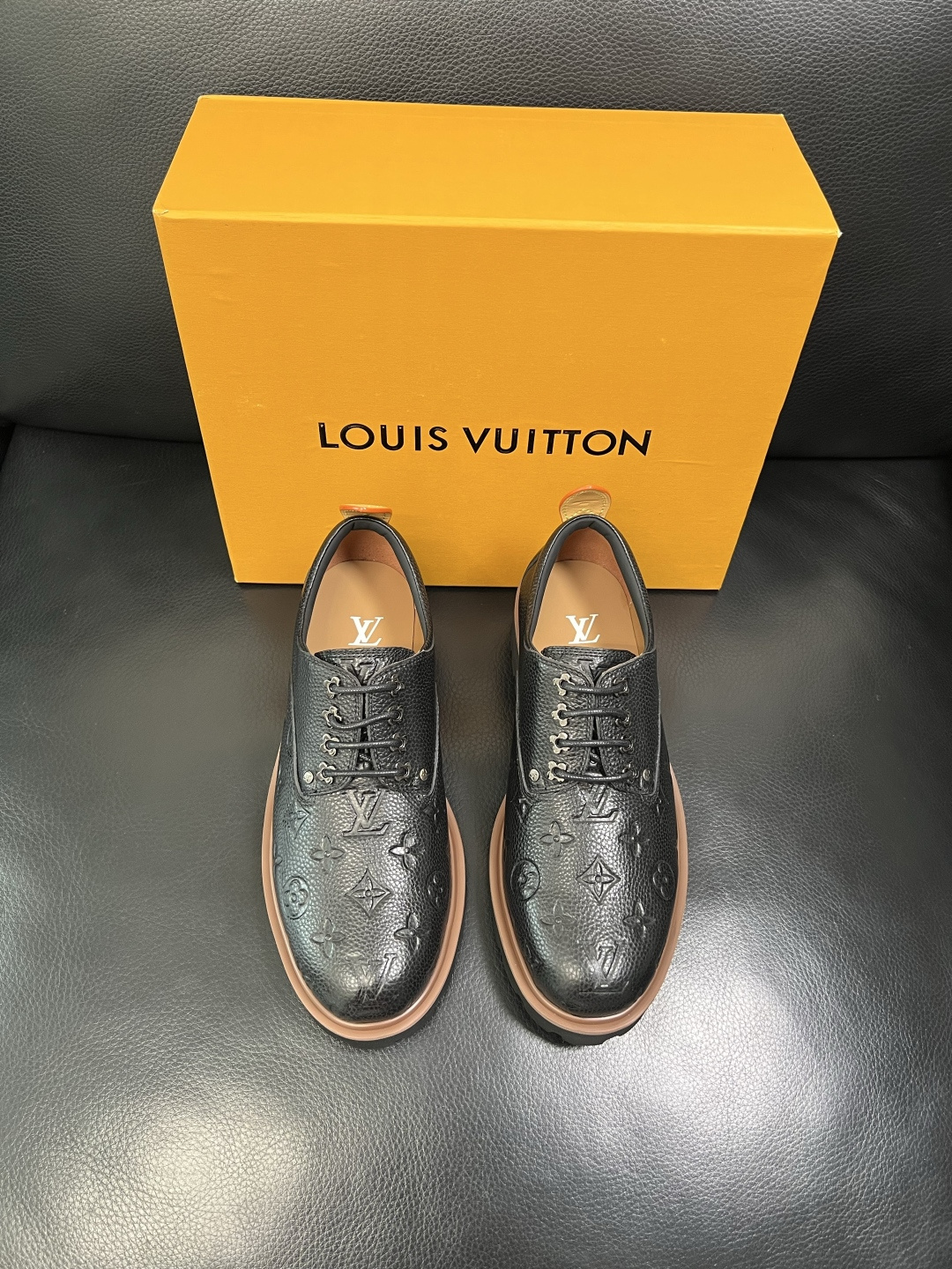 Lv 高品质 顶级代购 路易威登 皮鞋专柜同步，鞋面意大利进口，进口水染牛皮内里，鞋底：原厂特供原版底，