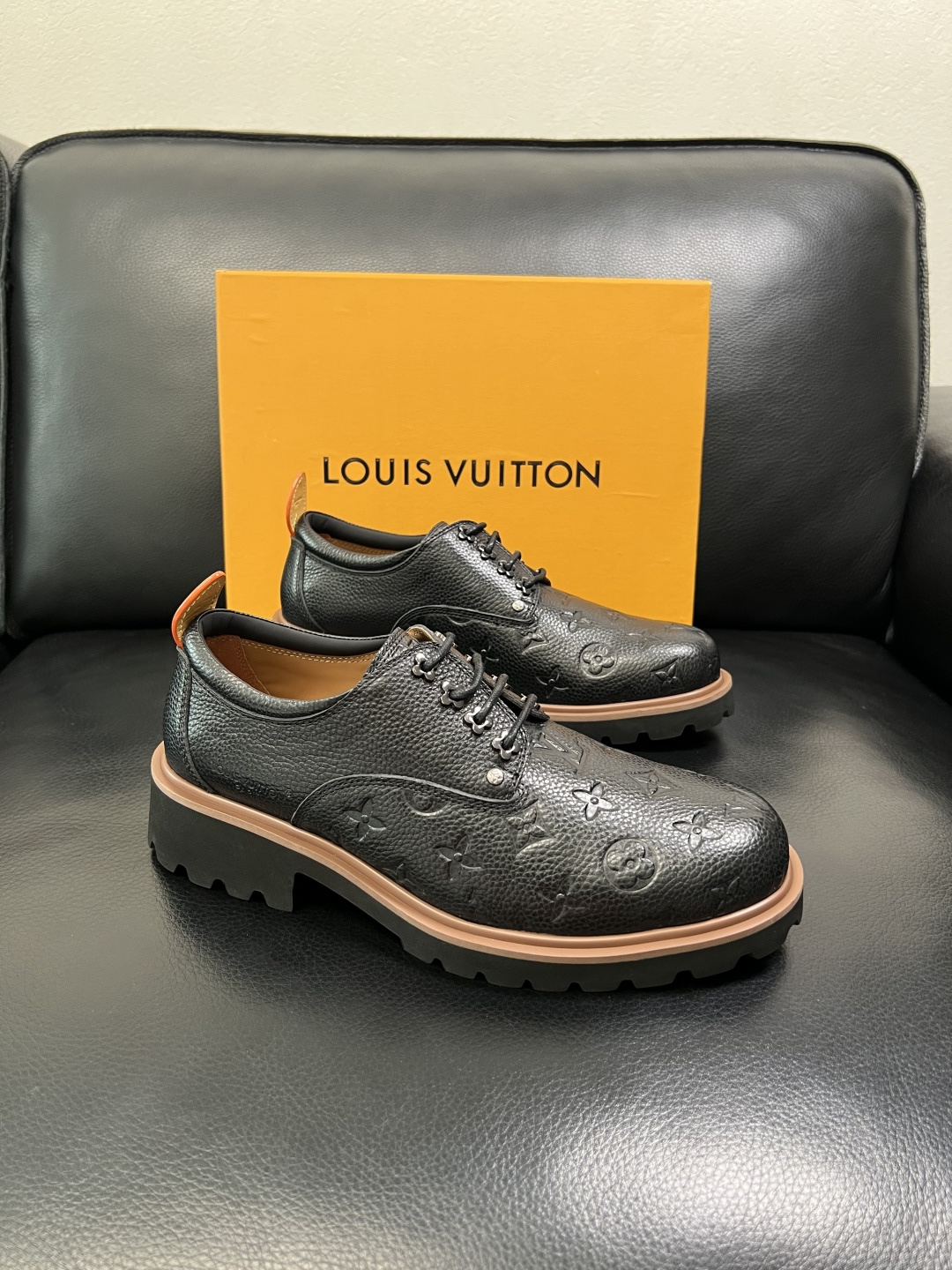 Lv 高品质 顶级代购 路易威登 皮鞋专柜同步，鞋面意大利进口，进口水染牛皮内里，鞋底：原厂特供原版底，