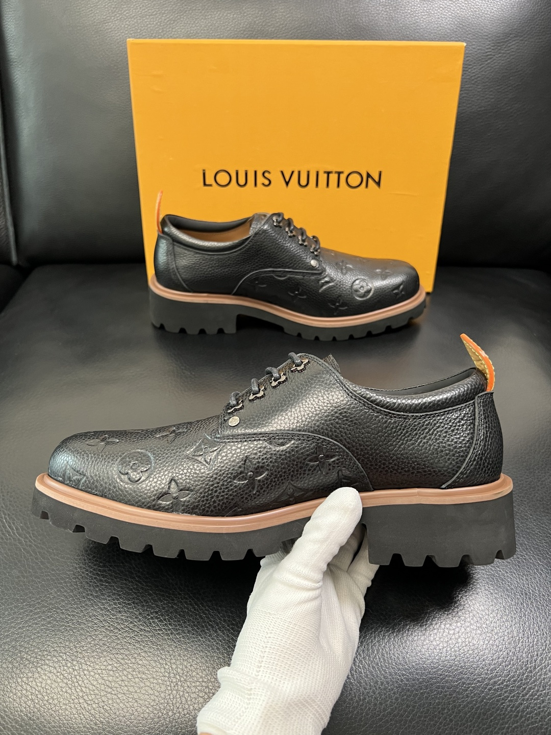 Lv 高品质 顶级代购 路易威登 皮鞋专柜同步，鞋面意大利进口，进口水染牛皮内里，鞋底：原厂特供原版底，