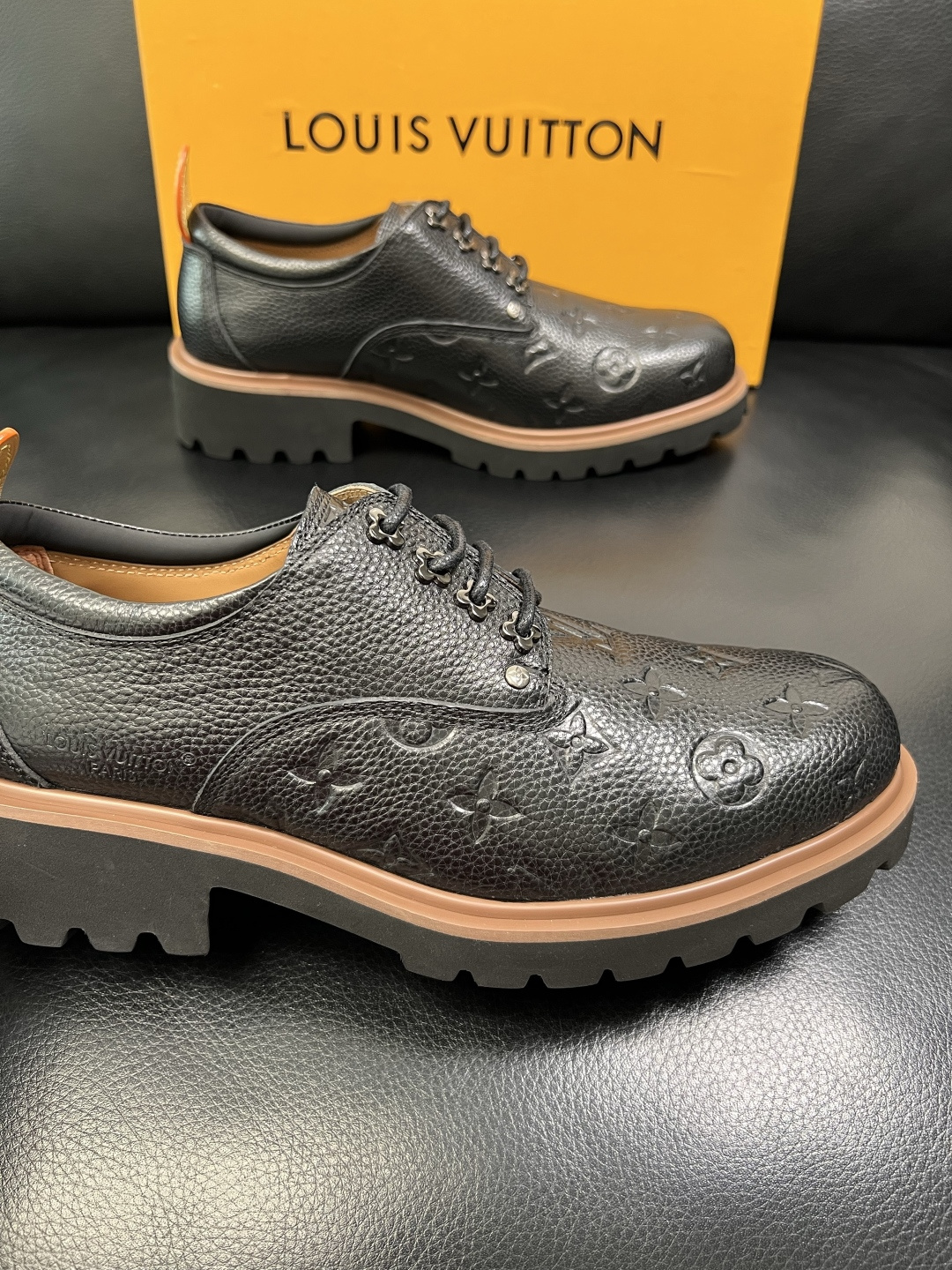 Lv 高品质 顶级代购 路易威登 皮鞋专柜同步，鞋面意大利进口，进口水染牛皮内里，鞋底：原厂特供原版底，