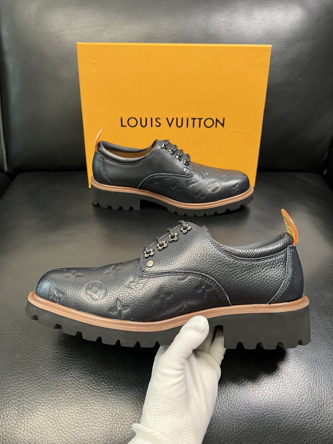 Lv 高品质 顶级代购 路易威登 皮鞋专柜同步，鞋面意大利进口，进口水染牛皮内里，鞋底：原厂特供原版底，