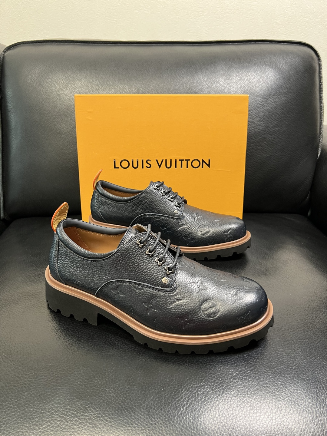 Lv 高品质 顶级代购 路易威登 皮鞋专柜同步，鞋面意大利进口，进口水染牛皮内里，鞋底：原厂特供原版底，