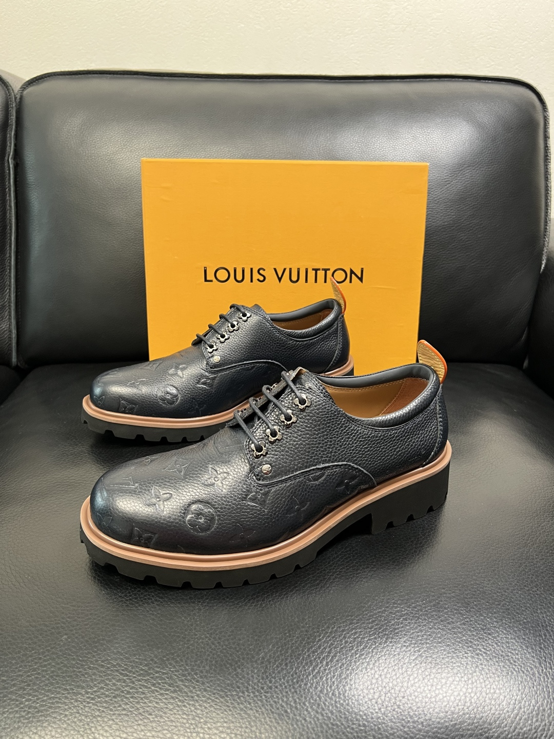 Lv 高品质 顶级代购 路易威登 皮鞋专柜同步，鞋面意大利进口，进口水染牛皮内里，鞋底：原厂特供原版底，