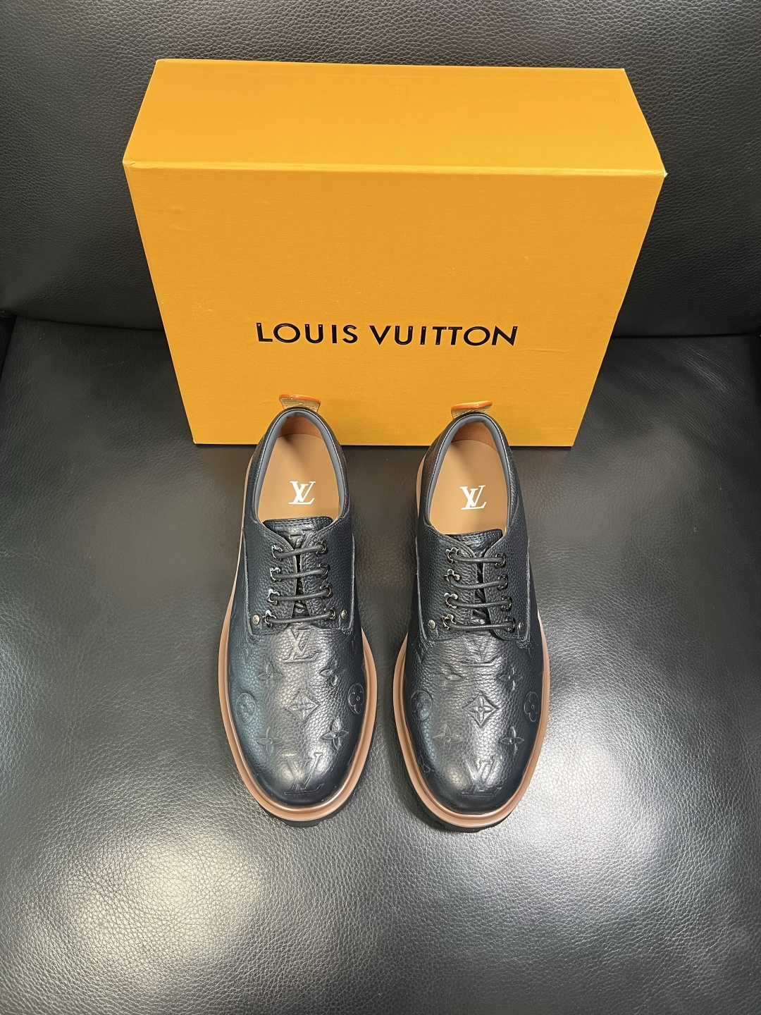 Lv 高品质 顶级代购 路易威登 皮鞋专柜同步，鞋面意大利进口，进口水染牛皮内里，鞋底：原厂特供原版底，