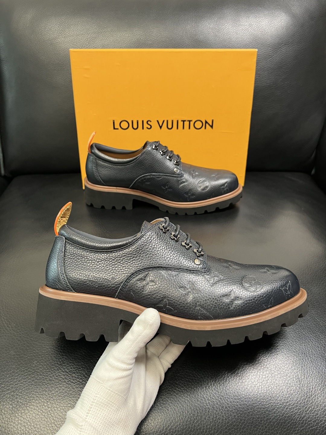 Lv 高品质 顶级代购 路易威登 皮鞋专柜同步，鞋面意大利进口，进口水染牛皮内里，鞋底：原厂特供原版底，