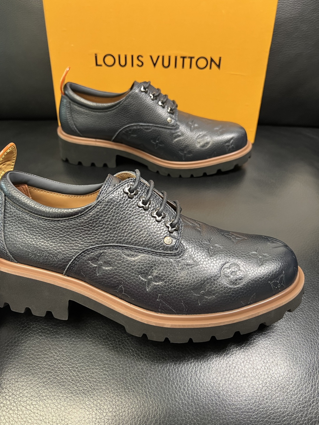 Lv 高品质 顶级代购 路易威登 皮鞋专柜同步，鞋面意大利进口，进口水染牛皮内里，鞋底：原厂特供原版底，