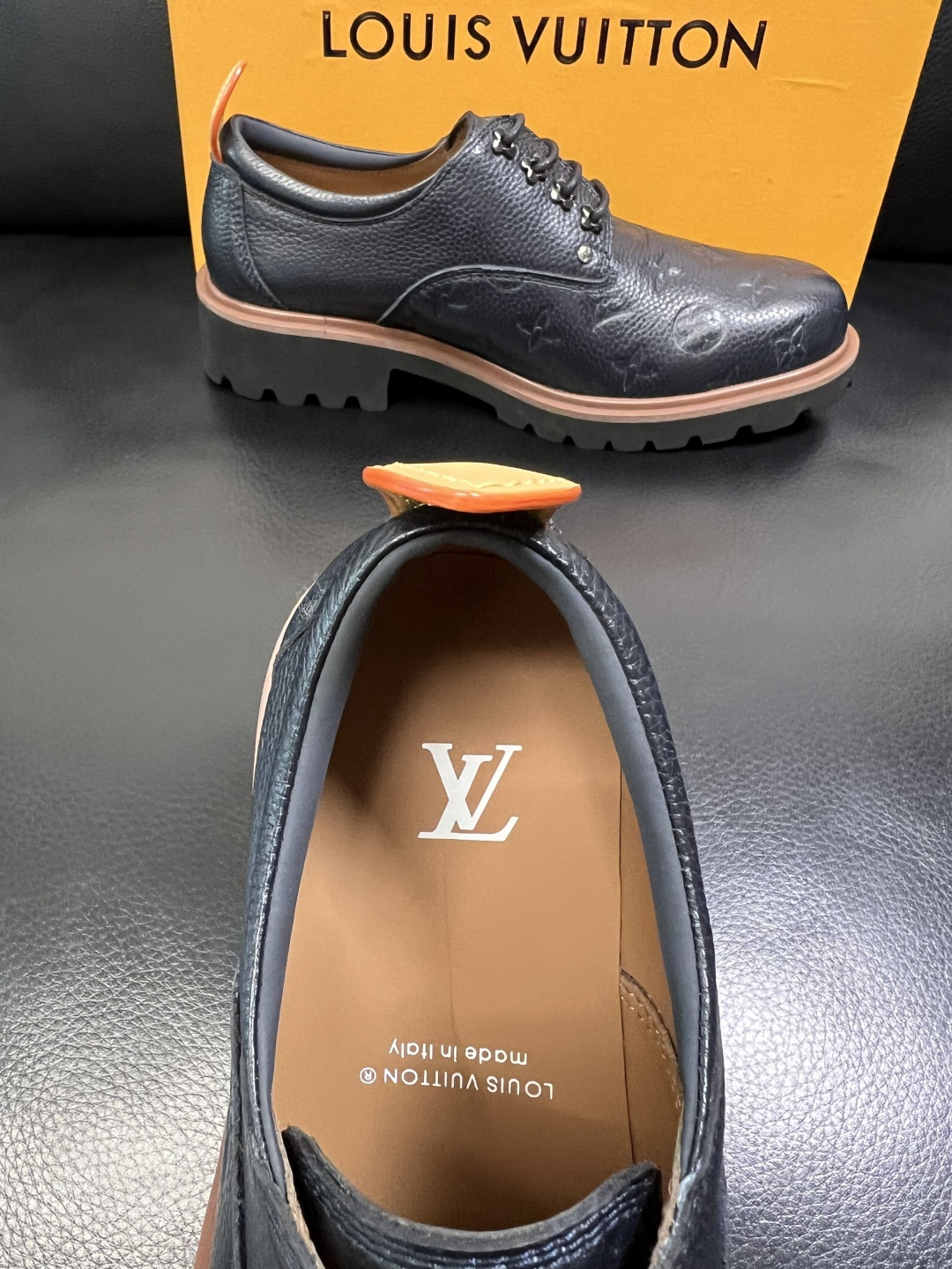 Lv 高品质 顶级代购 路易威登 皮鞋专柜同步，鞋面意大利进口，进口水染牛皮内里，鞋底：原厂特供原版底，