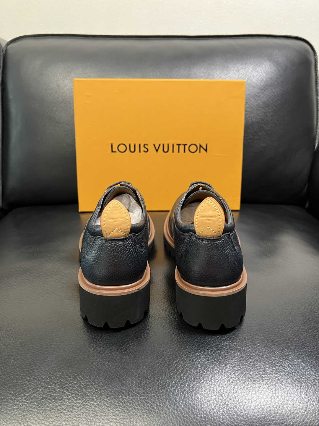 Lv 高品质 顶级代购 路易威登 皮鞋专柜同步，鞋面意大利进口，进口水染牛皮内里，鞋底：原厂特供原版底，