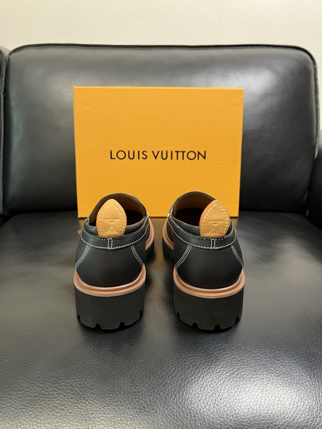 Lv 高品质 顶级代购 路易威登 皮鞋专柜同步，鞋面意大利进口，进口水染牛皮内里，鞋底：原厂特供原版底，