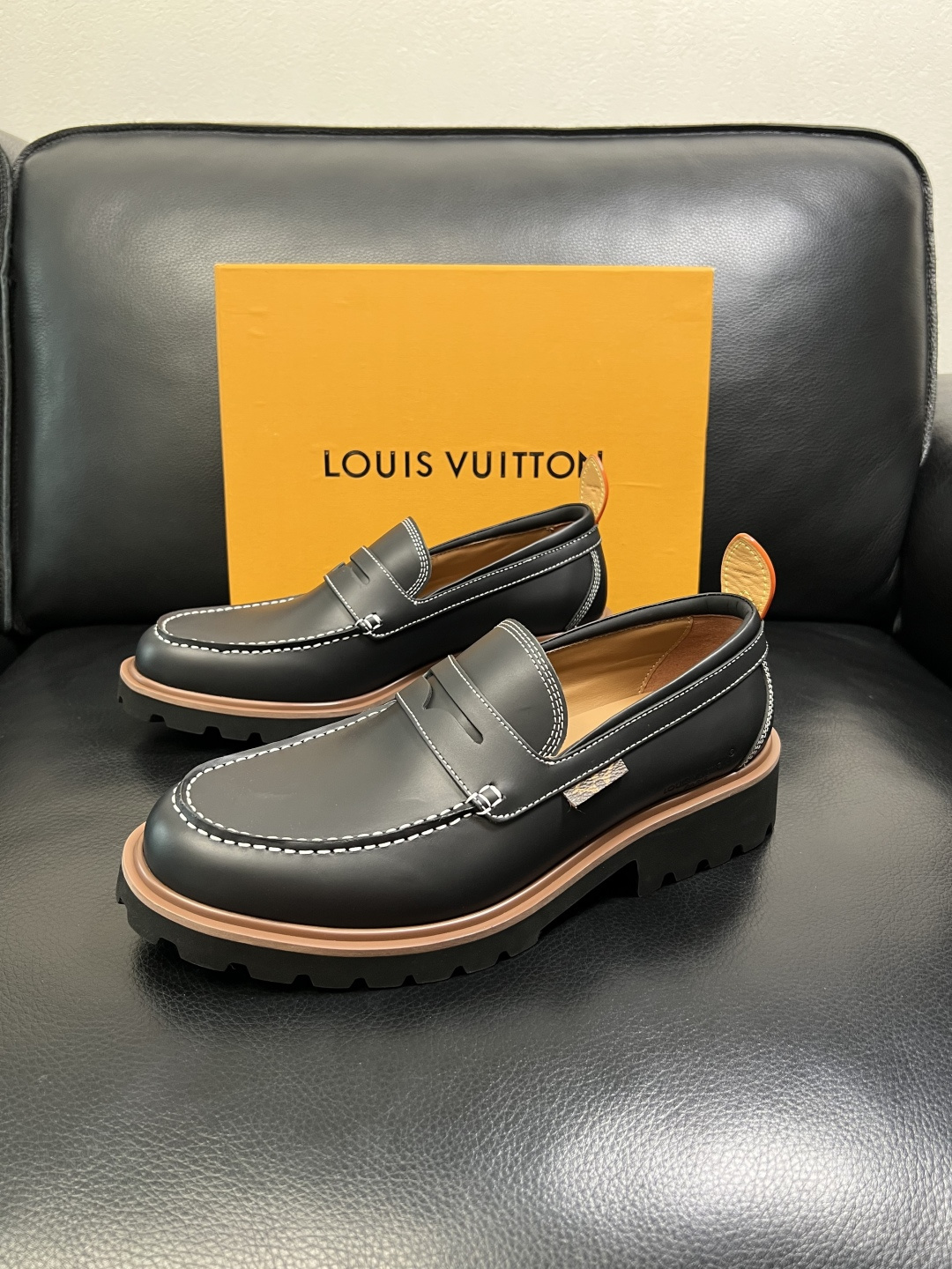 Lv 高品质 顶级代购 路易威登 皮鞋专柜同步，鞋面意大利进口，进口水染牛皮内里，鞋底：原厂特供原版底，