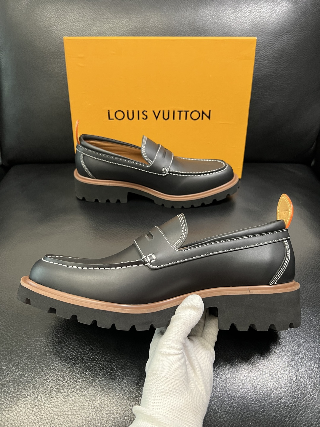 Lv 高品质 顶级代购 路易威登 皮鞋专柜同步，鞋面意大利进口，进口水染牛皮内里，鞋底：原厂特供原版底，