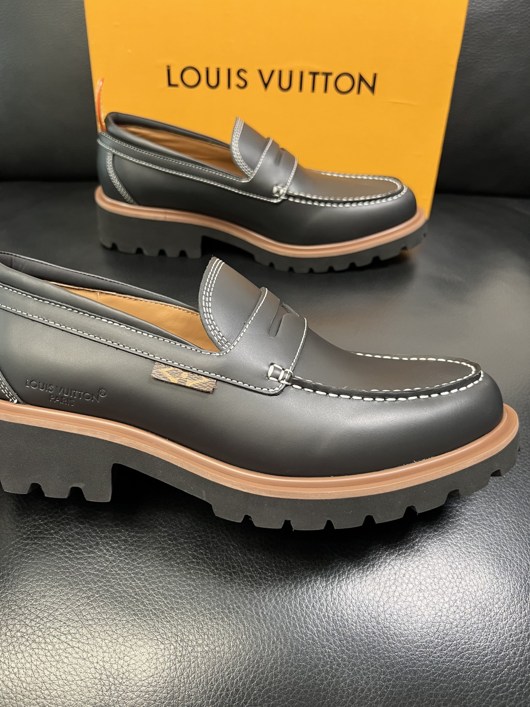 Lv 高品质 顶级代购 路易威登 皮鞋专柜同步，鞋面意大利进口，进口水染牛皮内里，鞋底：原厂特供原版底，