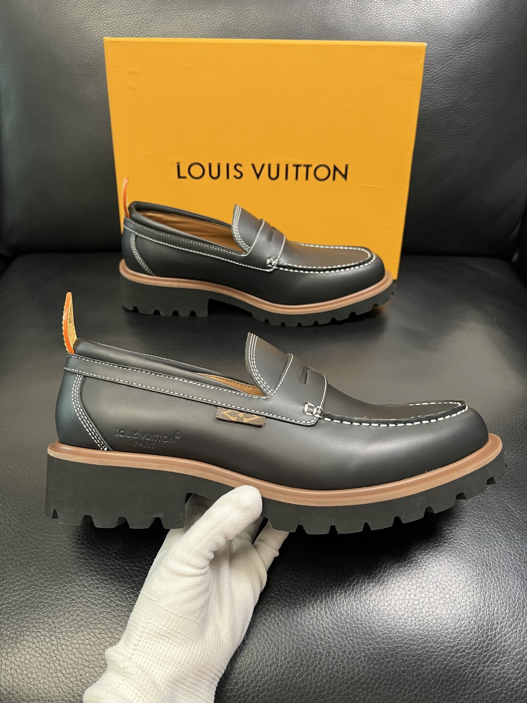 Lv 高品质 顶级代购 路易威登 皮鞋专柜同步，鞋面意大利进口，进口水染牛皮内里，鞋底：原厂特供原版底，