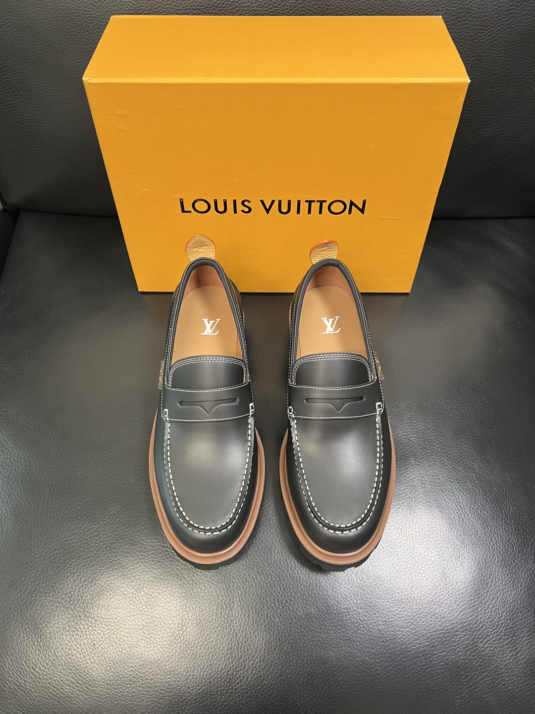 Lv 高品质 顶级代购 路易威登 皮鞋专柜同步，鞋面意大利进口，进口水染牛皮内里，鞋底：原厂特供原版底，