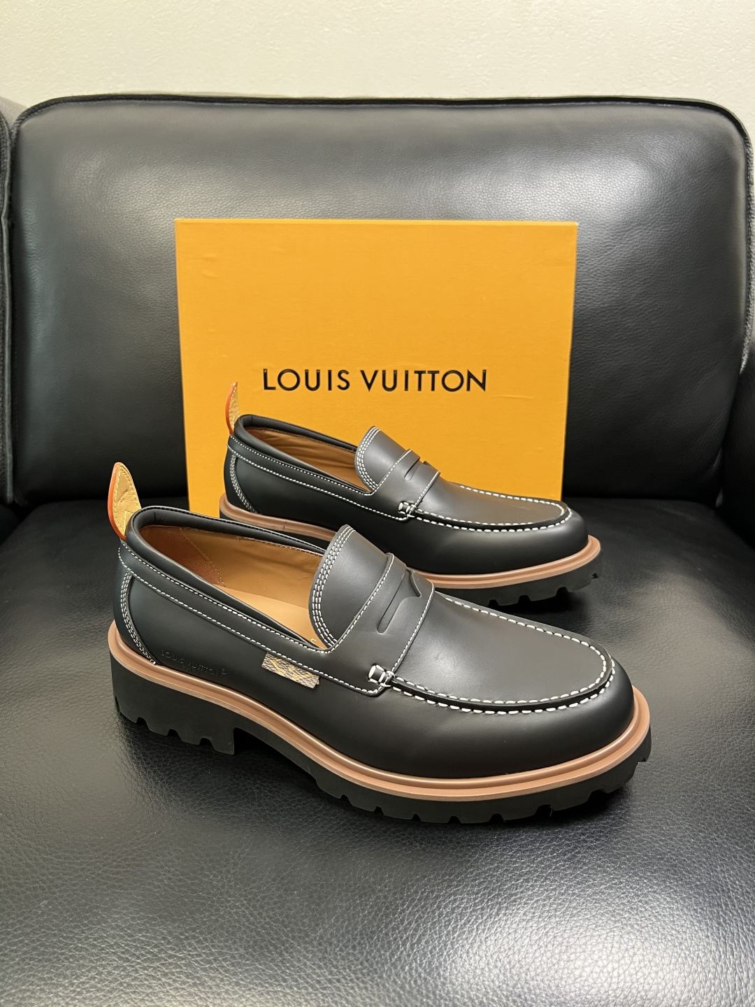 Lv 高品质 顶级代购 路易威登 皮鞋专柜同步，鞋面意大利进口，进口水染牛皮内里，鞋底：原厂特供原版底，