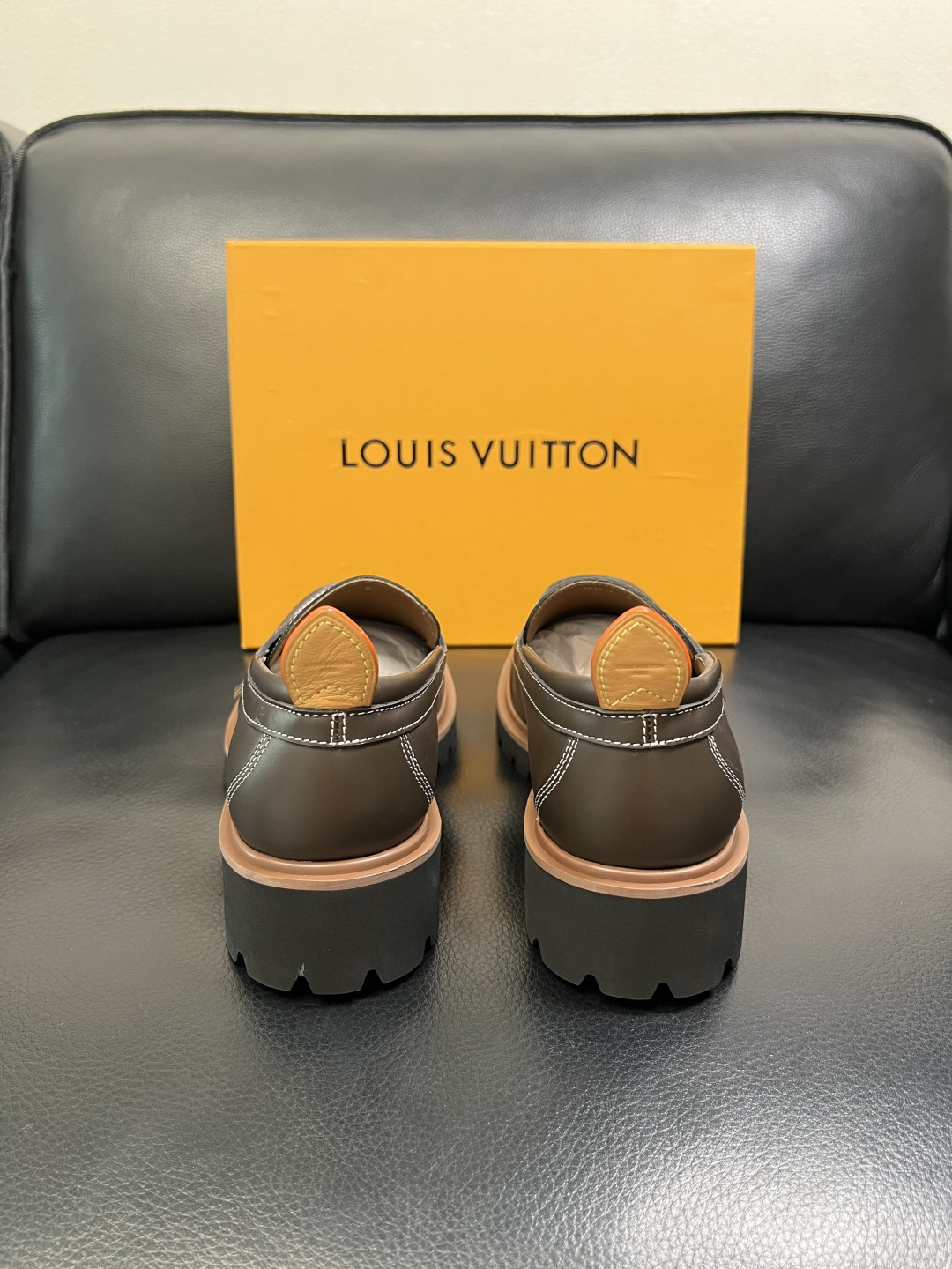 Lv 高品质 顶级代购 路易威登 皮鞋专柜同步，鞋面意大利进口，进口水染牛皮内里，鞋底：原厂特供原版底，