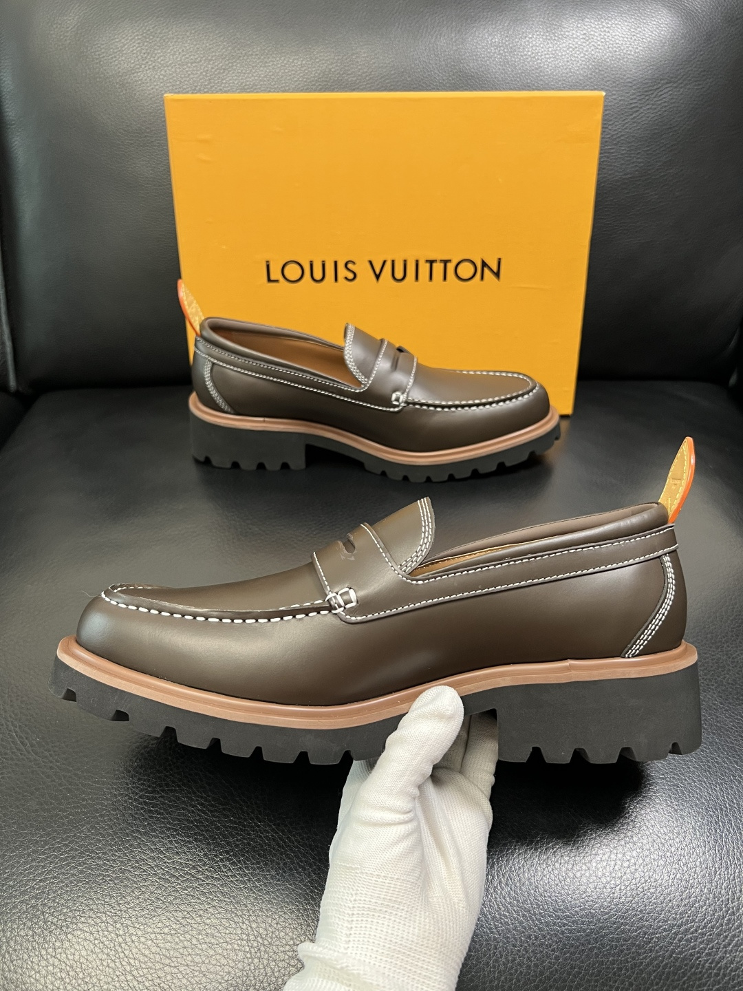 Lv 高品质 顶级代购 路易威登 皮鞋专柜同步，鞋面意大利进口，进口水染牛皮内里，鞋底：原厂特供原版底，