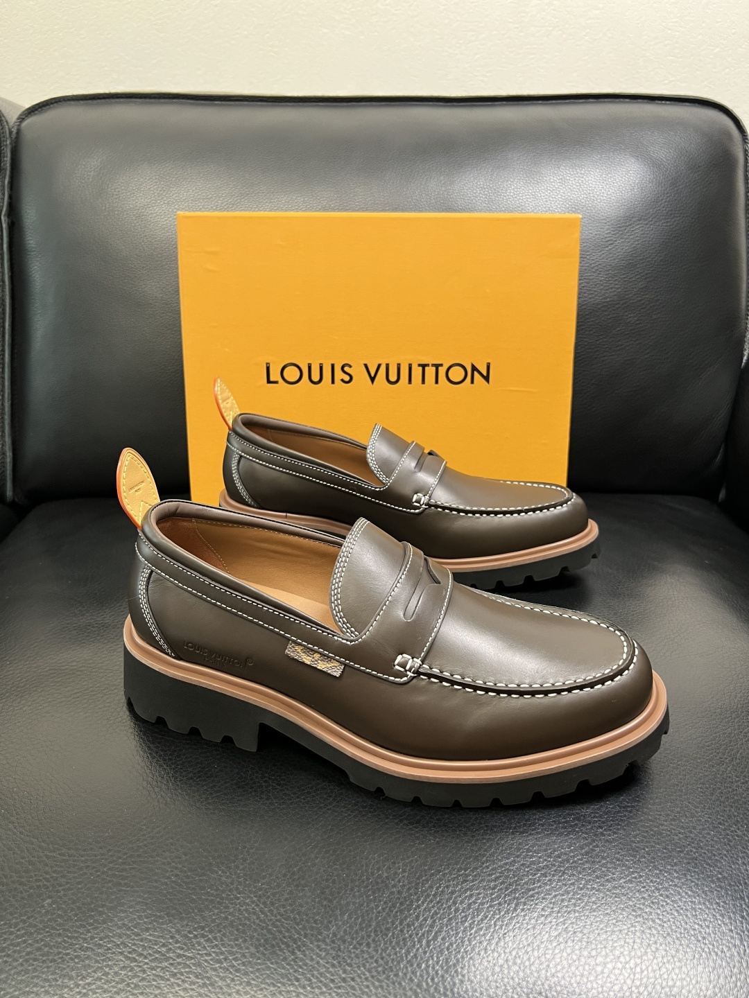 Lv 高品质 顶级代购 路易威登 皮鞋专柜同步，鞋面意大利进口，进口水染牛皮内里，鞋底：原厂特供原版底，