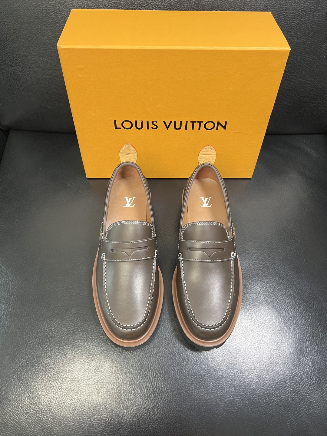 Lv 高品质 顶级代购 路易威登 皮鞋专柜同步，鞋面意大利进口，进口水染牛皮内里，鞋底：原厂特供原版底，