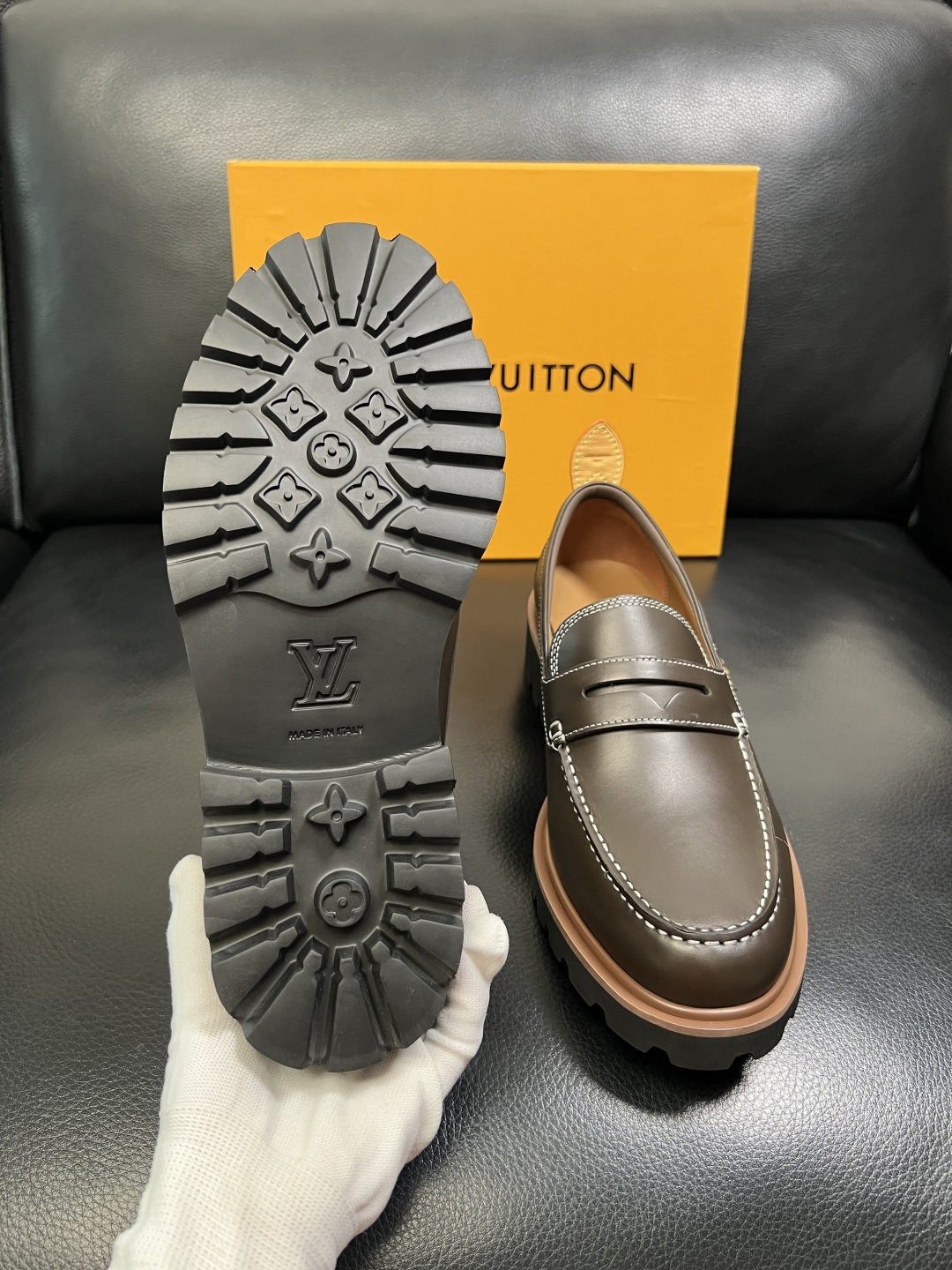 Lv 高品质 顶级代购 路易威登 皮鞋专柜同步，鞋面意大利进口，进口水染牛皮内里，鞋底：原厂特供原版底，