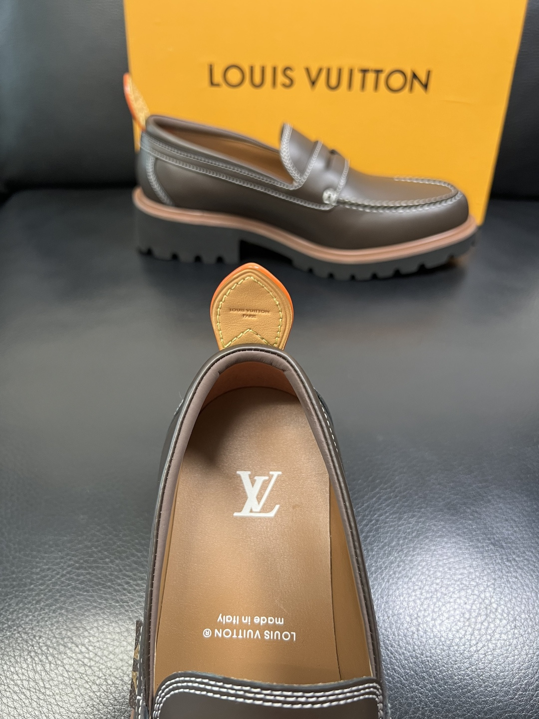 Lv 高品质 顶级代购 路易威登 皮鞋专柜同步，鞋面意大利进口，进口水染牛皮内里，鞋底：原厂特供原版底，